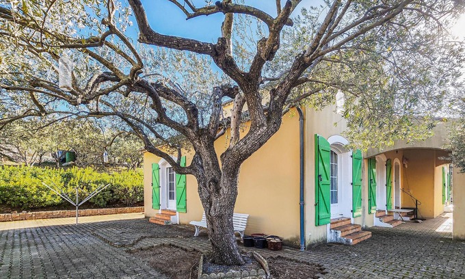 Saint-Chinian Maison | In the charming town of Saint Chinian welcomes you this beautiful cottage with lovely garden.