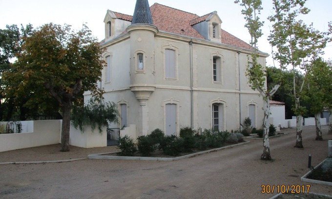 Lezignan-la-Cebe Villa | Dans le parc du vieux château, où l'ancien rencontre le nouveau