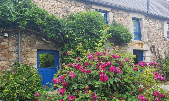 La Gree-Saint-Laurent Cottage | La longere est le point de départ idéal vers la foret de Broceliande.