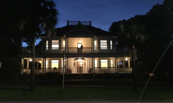 Historic Downtown Apalachicola Maison | Dormitorio de gema gitana con baño en el pasillo