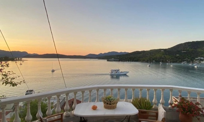 Troezen Appartement | In the heart of Poros, stunning panoramic views, privacy and serenity.