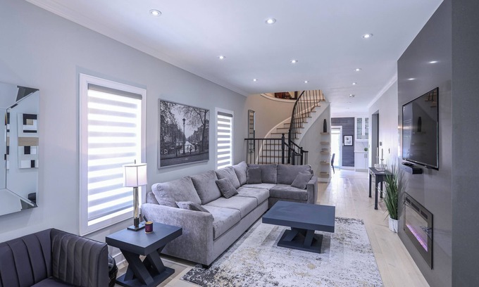 Vaughan Maison | In the Heart of Vaughan minutes to Vaughan Mills Shopping Center 1 Parking