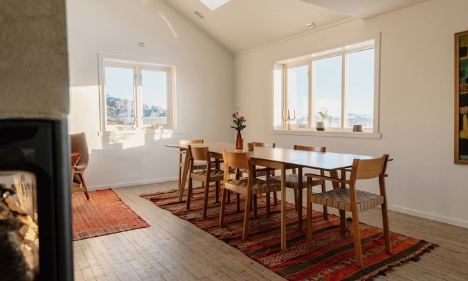 Vestvagøy Appartement | In the middle of Lofoten! Unique and spacious dockside apartment.