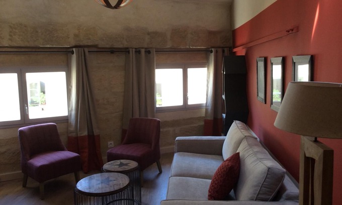 Uzes Appartement | A l'ombre du Duché, climatisé et calme, avec remise pour déposer les vélos.