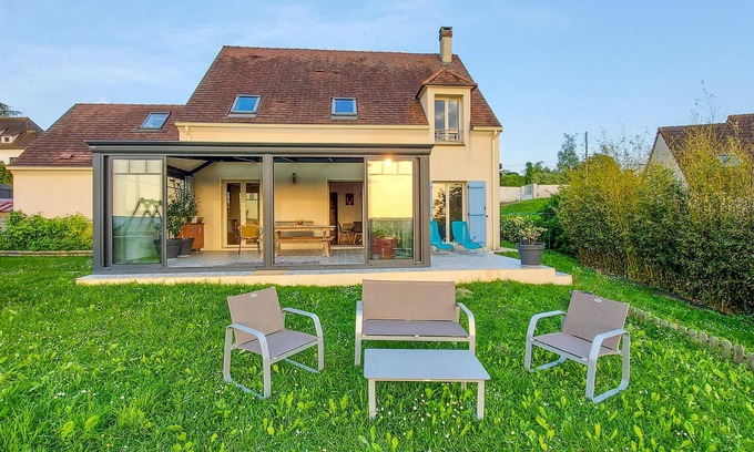 Saint-Martin-la-Garenne Maison | In this welcoming and spacious house you can spend a wonderful vacation close to nature.
