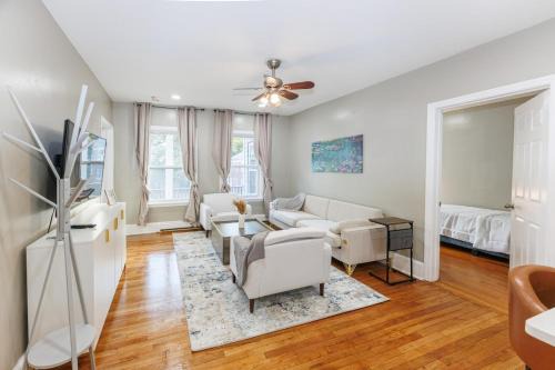 Roxbury Appartement | In-Unit Laundry Your Family and Friends Space