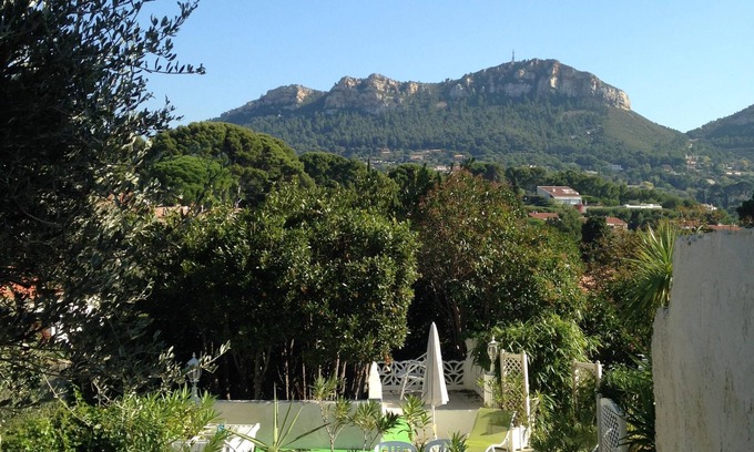 Cassis Appartement | Dans villa , duplex 42 M2 centre pour 4 terrasse ouverte/ jardin place parking
