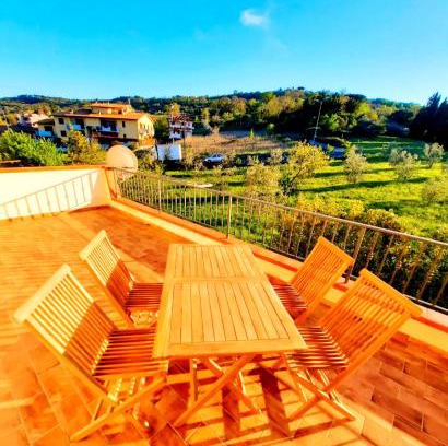 Massa Marittima Appartement | Incantevole appartamento, completo e confortevole con ampia terrazza privata e vista sulle colline Toscane, a pochi chilometri dal mare, vicino ai percorsi per bici della zona