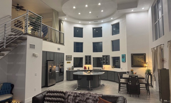 Rancho Oakey Copropriété | Incredible 2 level loft with 30ft ceilings -expansive balcony with STRIP VIEWS!