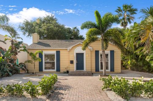 Parrot Cove Maison | Incredible 3br Home with Yard near Beach and Downtown