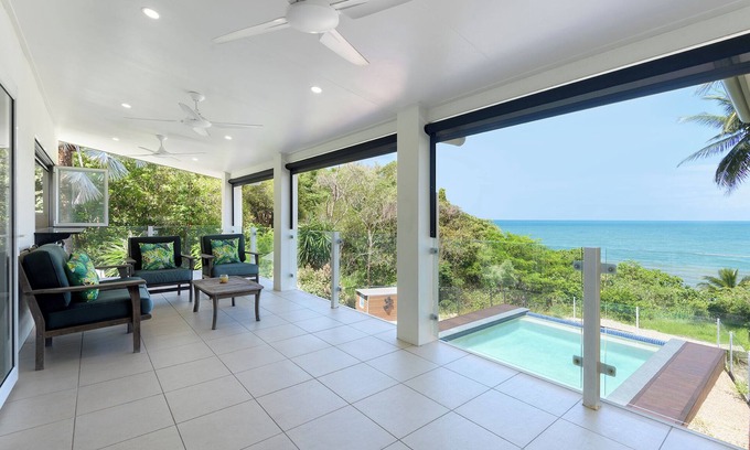 Oak Beach Maison | Incredible Beachfront home, 10 min to Port Douglas