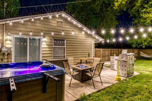 Miller Beach Maison | Incredible Cozy Cottage with Hot-tub in Gary, Indiana