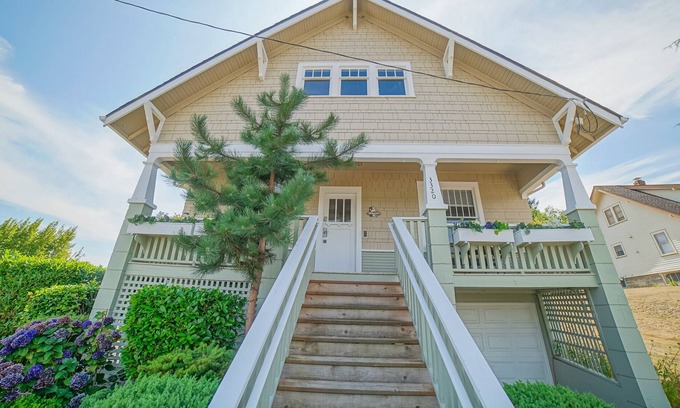 Gig Harbor Maison | Incredible Downtown Gig Harbor Craftsmen Home