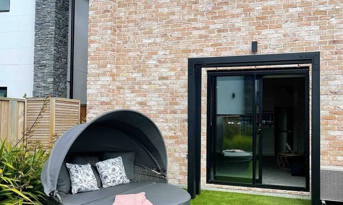 Riccarton Maison | Incredible Getaway by Hagley Park!