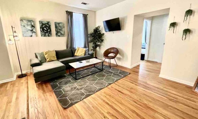 Gayborhood Appartement | ~Incredible Location! Large Center City 2 Bedroom~