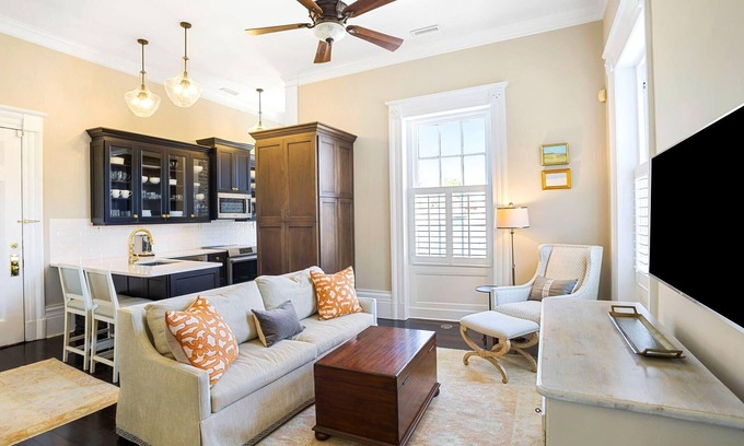 Harleston Village Copropriété | Incredible Monthly Downtown Historic Luxury Condo by MUSC - Walk to Everything