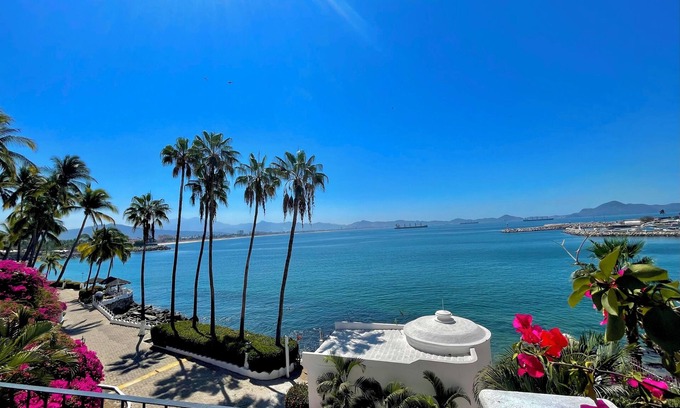 Las Hadas Copropriété | Incredible Ocean Front Condo with Amazing Views at Condomios Playasol Las Hadas