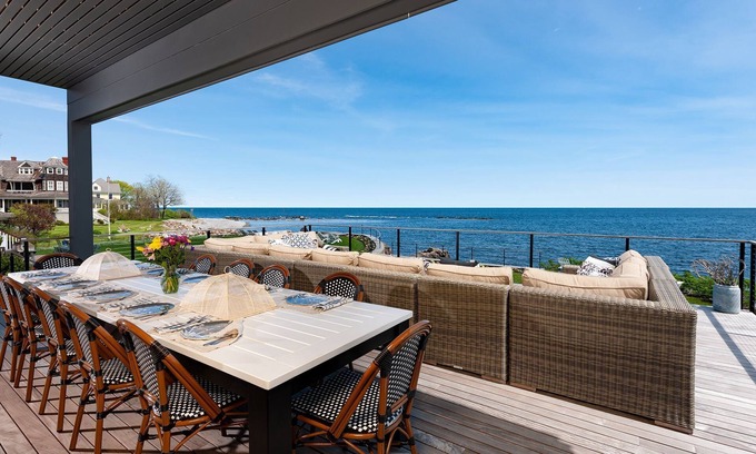 York Beach Maison | Incroyable Brand NEW BOLD Oceanfront 6 chambres, 7 salles de bains avec ascenseur et cheminée.