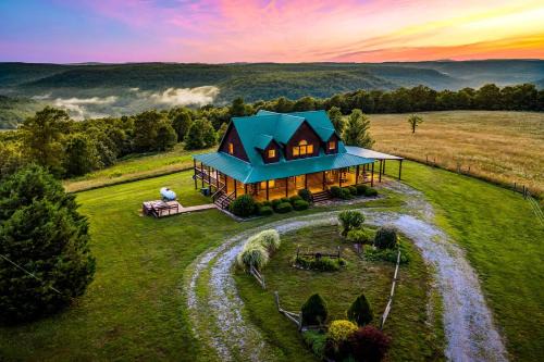 Harrison Maison | Incredible Pet-Friendly Cabin Located on Top of a Magnificent Mountain in Compton, AR