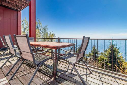 Tofte Maison | Incredible Views w Garage on Lake and bike trail