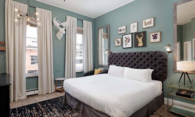 Downtown Hôtel | Independence Square 206 | Hotel Room with Central Location, Town Views, & Rooftop Hot Tub