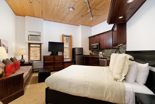 Downtown Hôtel | Independence Square 210, Beautiful Studio with Kitchenette, Great Location in Downtown Aspen