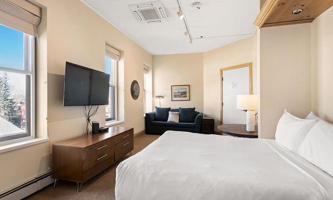 Downtown Hôtel | Independence Square 300, Nice Hotel Room with Great Views, Location & Rooftop Hot Tub!