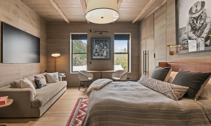 Aspen Hôtel | Independence Square 301 | Great Hotel Room with Excellent Location & Rooftop Hot Tub