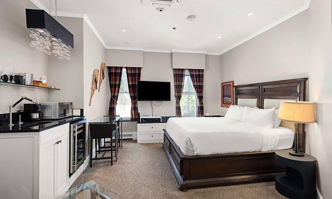 Downtown Hôtel | Independence Square 302 | Top Floor Stylish Hotel Room with Wet Bar, A/C, in Downtown Aspen