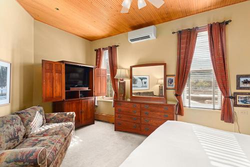Downtown Hôtel | Independence Square 308, Top Floor Hotel Room with Ideal Downtown Location