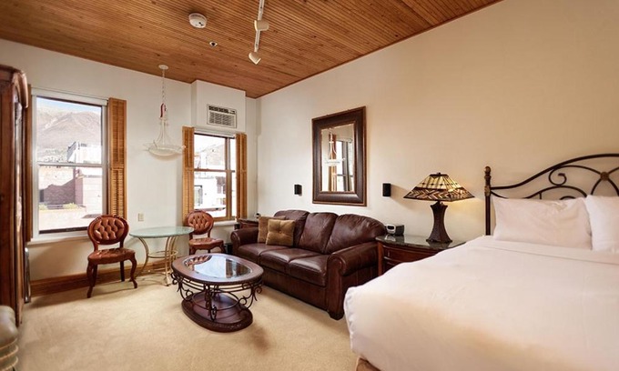 Downtown Hôtel | Independence Square Unit 306, Hotel Room with Large Sitting Area & Wet Bar
