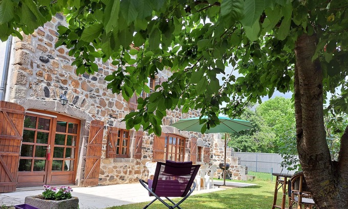 Montaigut-le-Blanc Cottage | Gîte du cerisier indépendant avec jardin jusqu'à 8 personnes proche Besse .