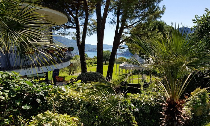 Sale Marasino Maison | Partie indépendante d’une villa. Grand parc privé avec piscine. Vue magnifique