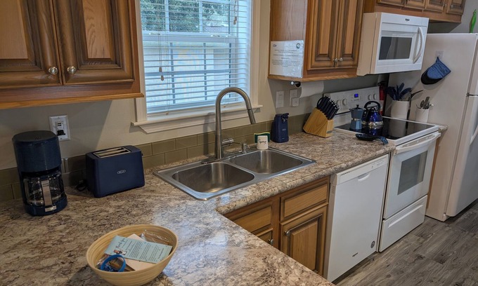 Deltona Lakes Cabine | "Indigo Lodge" Central AC, WiFi. Luxury Italian furniture.Free parking.Quiet...