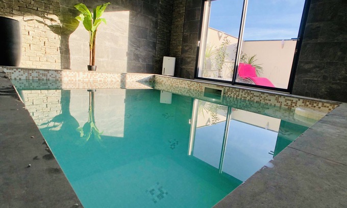 Saint-Nazaire Maison | Piscine intérieure à remous chauffée, que pour 2 personnes.