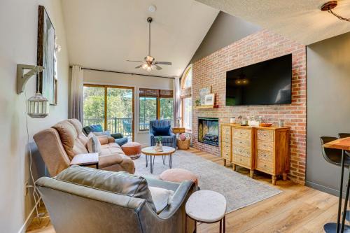 The Galena Territory Maison | Indoor Pool Access and Deck Galena Family Getaway!