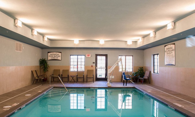 Schererville Copropriété | Piscine intérieure. Petit déjeuner gratuit. Centre d'affaires et salle de gym.