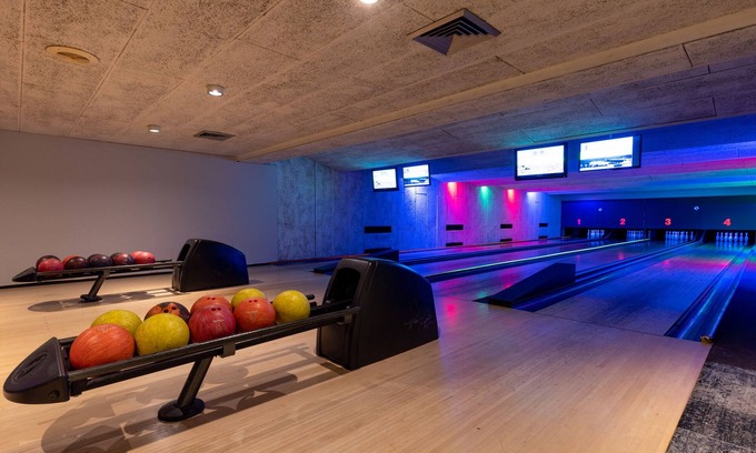 Winterswijk Hôtel | Indoor Pool & Game Room Getaway with Direct Access to Nature and Parking