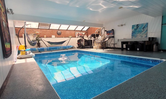 Aylmer Maison | Indoor pool, hottub & video game room, near beach