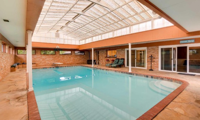 Hitchcock Maison | Indoor Pool Peaceful Oasis in Hitchcock!