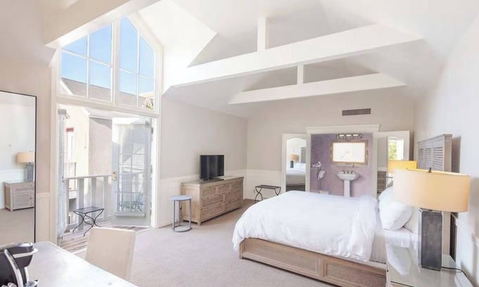 Santa Rosa Hôtel | Indulge in a Two Refined Junior Suite Near Fine Dining + Santa Rosa Shops