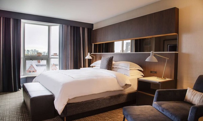 Bloor-Yorkville Hôtel | Indulge in Luxury: Heated Indoor Pool, Dining Experiences & Pet-Friendly