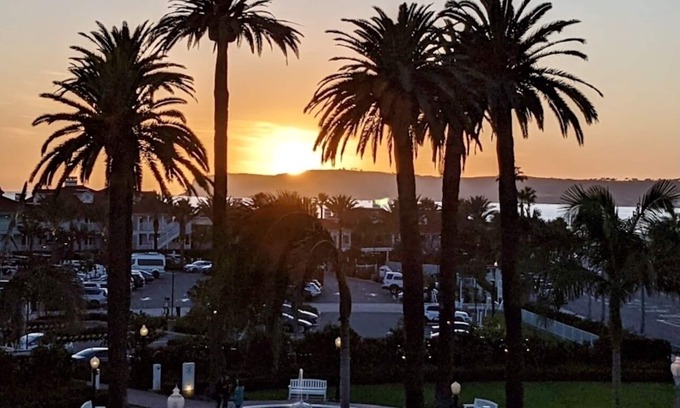 Coronado Station Balnéaire | Indulge in Paradise at Coronado Beach Resort. Steps away from Coronado Del Beach