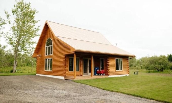 Malagash Mine Maison | Indulge in Serenity at The Golden Pearl: A Beautiful Log Cottage Escape