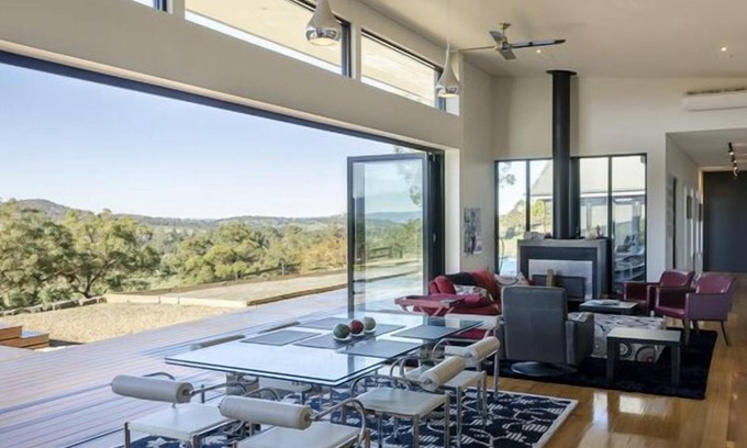 Steels Creek Maison | Un feu de cheminée avec un verre de vin est la parfaite escapade hivernale dans la vallée de la Yarra