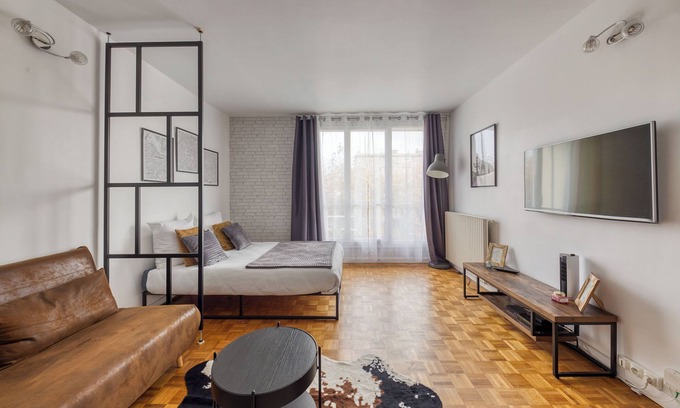 Saint-Mande Appartement | Industrial apartment in charming Saint-Mandé with Balcony and WiFi Near Metro 1