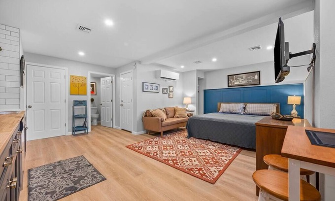 South Side Flats Appartement | Industrial Chic Studio-Modern Comfort in the Burgh