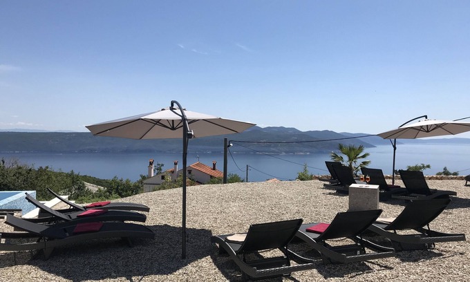 Zagore Maison | Piscine à débordement, 3 zones d'appartements, tout neuf !!!
