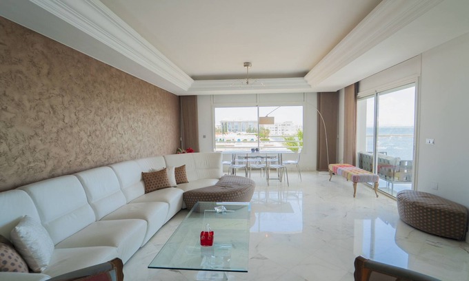 Les Berges du Lac Appartement | Infinity View: Spacious 3 bd with Lake View