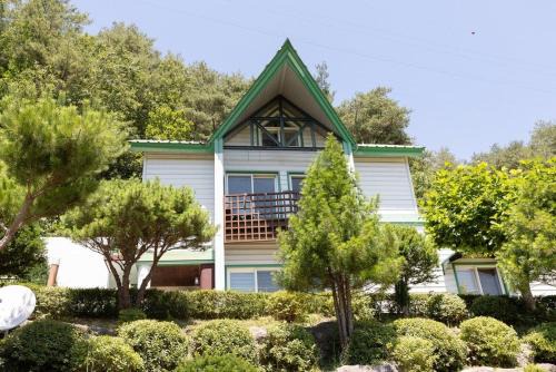 Inje Maison | Inje Hachuri Undeokwi Hayanjib